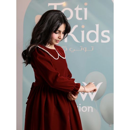 صورة فستان بناتي مخمل عنابي بياقة لؤلؤ | فستان شتوي كلاسيكي - 1103